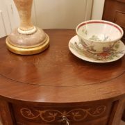 Tavolino ovale in legno di noce intarsiato. Particolare filetto e intarsio sul piano. Arredamento contemporaneo su misura Siena e Firenze.