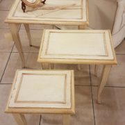 Tris di tavolini laccati a mano di forma rettangolare in legno di faggio. Particolare tavolini aperti. Arredamento contemporaneo Siena e Firenze