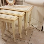 Tris di tavolini laccati a mano di forma rettangolare in legno di faggio. Particolare. Arredamento contemporaneo Siena e Firenze