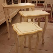 Tris di tavolini laccati a mano impacchettabili Particolare frontale tavolini .Arredamento contemporaneo su misura Siena e Firenze.