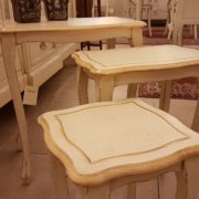 Tris di tavolini laccati a mano impacchettabili. Particolare tavolini aperti. Arredamento contemporaneo Siena e Firenze.