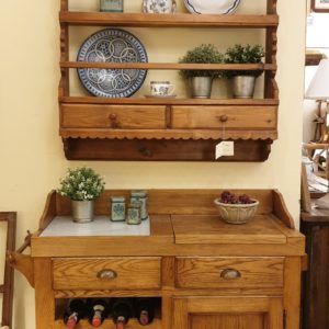 Credenza con cassetti e porta bottiglie in olmo spazzolato con piattaia. Mobili country su misura Siena e Firenze