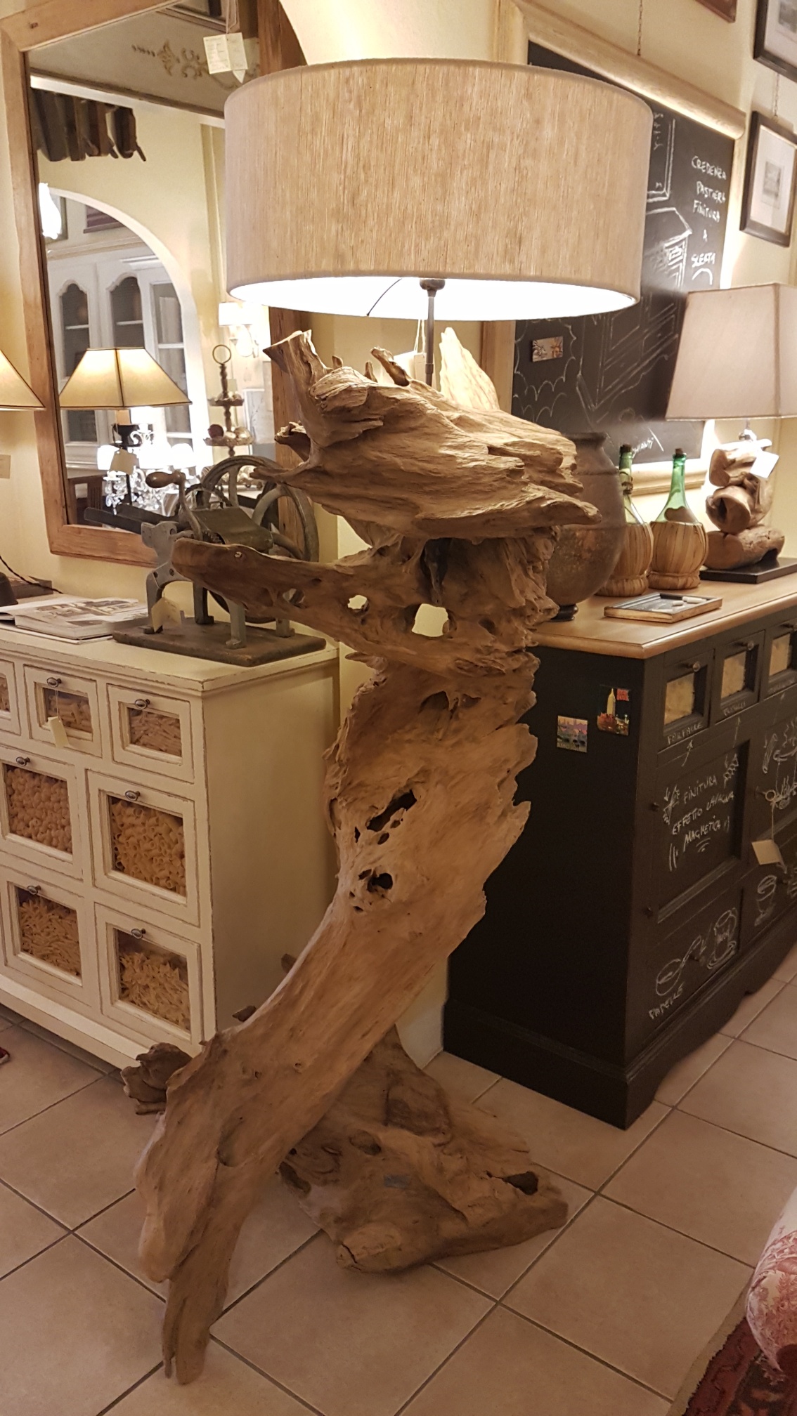 Lampada Root Nature Design in legno antico spazzolato con radici di mangrovie. Arredamento contemporaneo su misura Siena e Firenze