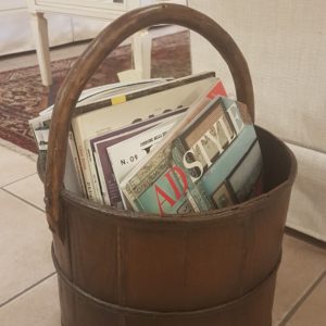 Porta riviste a cesto antico in legno di olmo rotondo. Mobili antichi Siena e Firenze