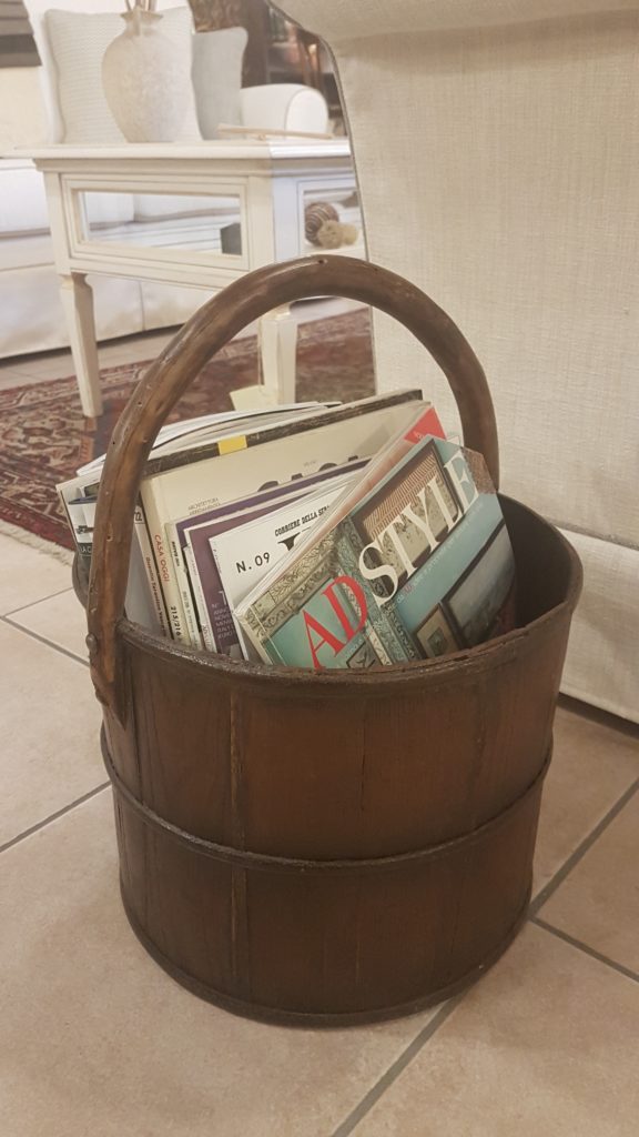 Porta riviste a cesto antico in legno di olmo rotondo. Mobili antichi Siena e Firenze