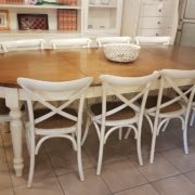 Tavolo ovale bicolore basamento laccato con piano in ciliegio naturale stile country chic allungabile.Frontale 2 allunghe.Arredamento contemporaneo su misura Siena e Firenze