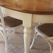 Tavolo ovale bicolore basamento laccato con piano in ciliegio naturale stile country chic allungabile.Gamba tornita.Arredamento contemporaneo su misura Siena e Firenze