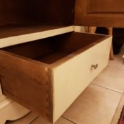 Credenza dispensa, portapasta in tiglio massello, laccata bianca con piano in legno.Apertura cassetto.Arredamento contemporaneo su misura Siena e Firenze