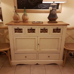 Credenza dispensa, portapasta in tiglio massello, laccata bianca con piano in legno.Arredamento contemporaneo su misura Siena e Firenze