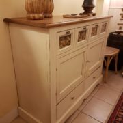 Credenza dispensa, portapasta in tiglio massello, laccata bianca con piano in legno.Particolare laterale.Arredamento contemporaneo su misura Siena e Firenze