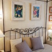 Letto in ferro battuto forgiato a mano con baldacchino in finitura ruggine. Particolare.Arredamento contemporaneo su misura Siena e Firenze