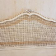 Letto laccato a mano con giroletto in legno intagliato con paglia di vienna.Particolare frontale.Arredamento contemporaneo Siena e Firenze