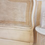 Letto laccato a mano con giroletto in legno intagliato con paglia di vienna.Particolare laterale.Arredamento contemporaneo Siena e Firenze