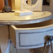 Tavolino rotondo in legno di ciliegio laccato a mano con ripiano e cassetto Apertura cassetto. Arredamento contemporaneo su misura Siena e Firenze