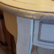 Tavolino rotondo in legno di ciliegio laccato a mano con ripiano e cassetto.Particolare piano e gamba. Arredamento contemporaneo su misura Siena e Firenze