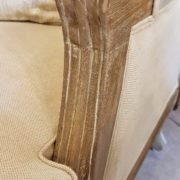 Coppia di poltrone Bergère in legno di rovere massello con imbottito in cotone color écru. il bracciolo. Arredamento classico contemporaneo Siena e Firenze