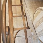 Panchetto in ferro battuto con schienale decorato e stondato, seduta imbottita, personalizzabile. La rete della seduta. Arredamento classico contemporaneo Siena e Firenze