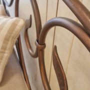Panchetto in ferro battuto con schienale decorato e stondato, seduta imbottita, personalizzabile. Lo schienale. Arredamento classico contemporaneo Siena e Firenze