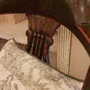 Coppia di poltrone pozzetto antiche coloniali, in legno di teak con finitura originale in verde inglese. Il cuscino. Mobili antichi Siena e Firenze