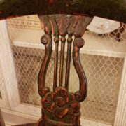 Coppia di poltrone pozzetto antiche coloniali, in legno di teak con finitura originale in verde inglese. La decorazione della spalliera. Mobili antichi Siena e Firenze