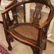 Coppia di poltrone pozzetto antiche coloniali, in legno di teak con finitura originale in verde inglese. La seduta. Mobili antichi Siena e Firenze