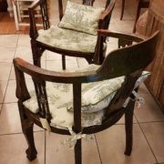 Coppia di poltrone pozzetto antiche coloniali, in legno di teak con finitura originale in verde inglese. Le sedute con i cuscini. Mobili antichi Siena e Firenze