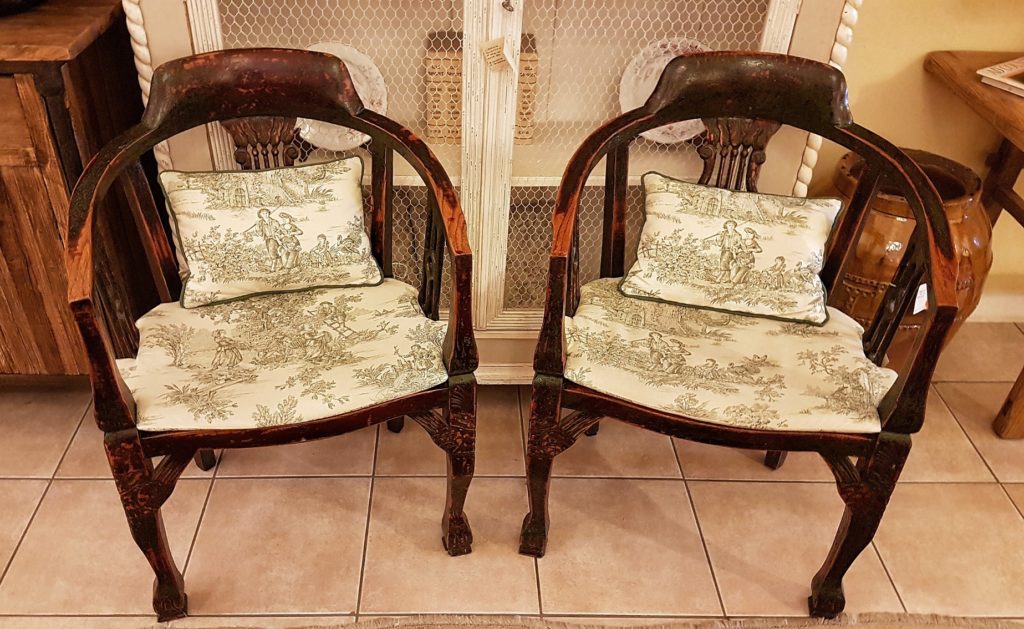 Coppia di poltrone pozzetto antiche coloniali, in legno di teak con finitura originale in verde inglese. Mobili antichi Siena e Firenze