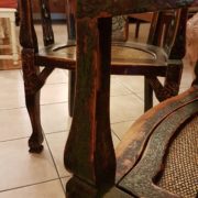 Coppia di poltrone pozzetto antiche coloniali, in legno di teak con finitura originale in verde inglese. Particolare del bracciolo. Mobili antichi Siena e Firenze