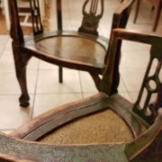 Coppia di poltrone pozzetto antiche coloniali, in legno di teak con finitura originale in verde inglese. Particolare dello schienale. Mobili antichi Siena e Firenze