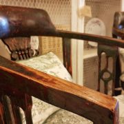 Coppia di poltrone pozzetto antiche coloniali, in legno di teak con finitura originale in verde inglese. Vista laterale. Mobili antichi Siena e Firenze