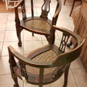 Coppia di poltrone pozzetto antiche coloniali, in legno di teak con finitura originale in verde inglese. Vista tergale. Mobili antichi Siena e Firenze