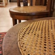 Coppia di poltrone pozzetto antiche in legno di teak. Particolare della seduta. Mobili antichi Siena e Firenze