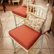 Coppia di sedie antiche in legno di noce laccate bianche con schienale a giorno. La seduta con cuscino. Mobili antichi Siena e Firenze