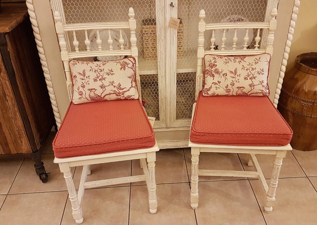 Coppia di sedie antiche in legno di noce laccate bianche con schienale a giorno. Mobili antichi Siena e Firenze
