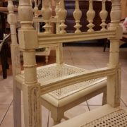 Coppia di sedie antiche in legno di noce laccate bianche con schienale a giorno. Schienale a giorno. Mobili antichi Siena e Firenze