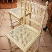 Coppia di sedie antiche in legno di noce laccate bianche con schienale a giorno. Seduta in paglia di Vienna. Mobili antichi Siena e Firenze