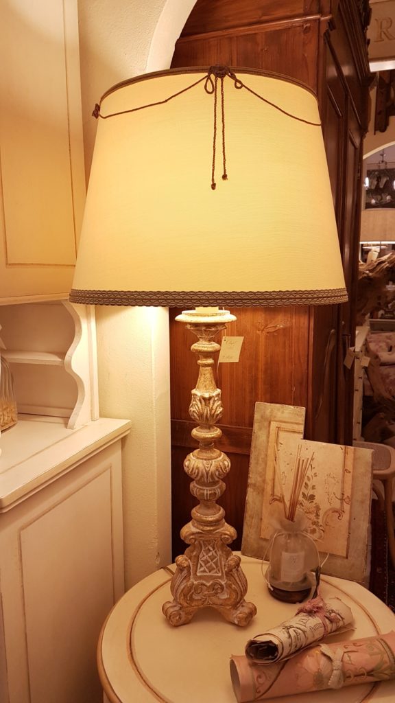 Lampada candelabro intagliata con laccatura in foglia oro sbiancata. Arredamento classico contemporaneo Siena e Firenze