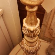 Lampada candelabro intagliata con laccatura in foglia oro sbiancata. Frontale. Arredamento classico contemporaneo Siena e Firenze