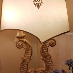 Lampada in legno intagliato a due bracci in foglia oro sbiancata.Arredamento classico contemporaneo Siena e Firenze