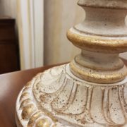 Lampada in legno intagliato con laccatura foglia oro sbiancata.Particolare base.Arredamento classico contemporaneo Siena e Firenze