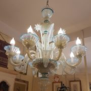 Lampadario a otto luci in vetro opalino di Murano. Arredamento classico contemporaneo Siena e Firenze (2)