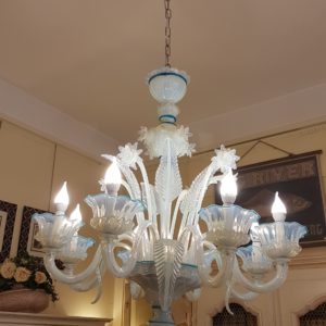 Lampadario a otto luci in vetro opalino di Murano. Arredamento classico contemporaneo Siena e Firenze