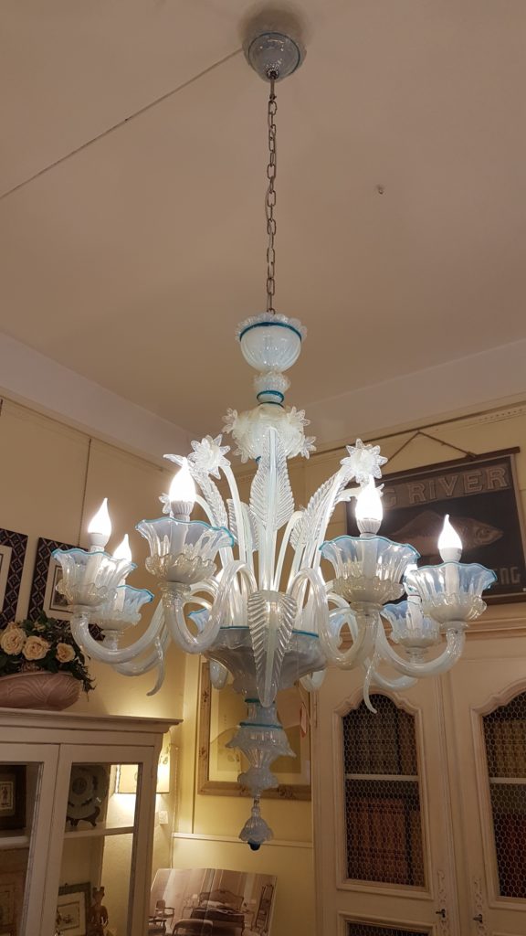 Lampadario a otto luci in vetro opalino di Murano. Arredamento classico contemporaneo Siena e Firenze