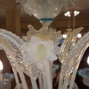 Lampadario a otto luci in vetro opalino di Murano. Decorazione in vetro acquamare. Arredamento classico contemporaneo Siena e Firenze