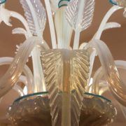 Lampadario a otto luci in vetro opalino di Murano. Particolare della decorazione a foglia. Arredamento classico contemporaneo Siena e Firenze