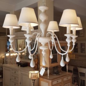 Lampadario a sei luci in legno tornito e ferro laccato bianco. Arredamento classico contemporaneo Siena e Firenze