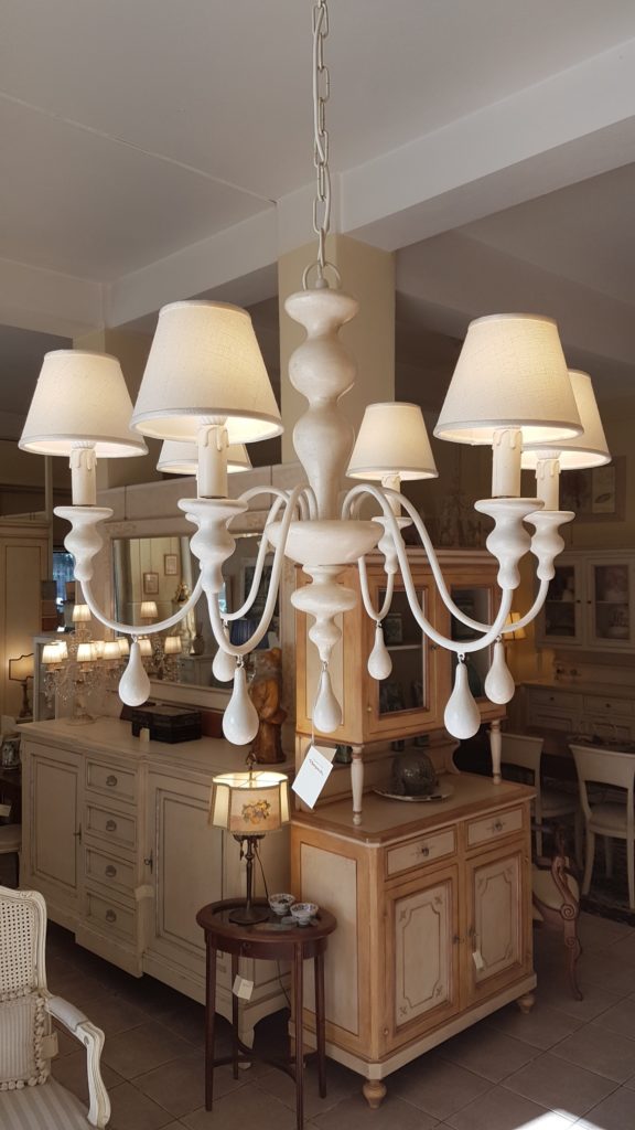 Lampadario a sei luci in legno tornito e ferro laccato bianco. Arredamento classico contemporaneo Siena e Firenze