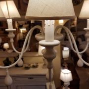 Lampadario a sei luci in legno tornito e ferro laccato bianco. Il cappello. Arredamento classico contemporaneo Siena e Firenze