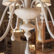 Lampadario a sei luci in legno tornito e ferro laccato bianco.Particolare centrale.Arredamento classico contemporaneo Siena e Firenze