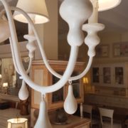 Lampadario a sei luci in legno tornito e ferro laccato bianco.Particolare dei bracci. Arredamento classico contemporaneo Siena e Firenze